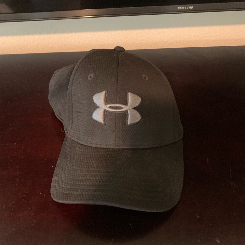 Under armour black hat size medium/large